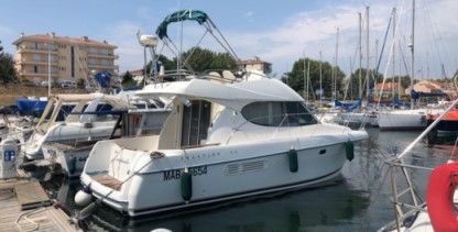 Charter Motorboat Jeanneau Prestige 32 Fly Martigues