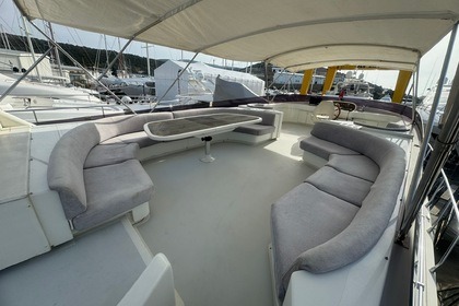 Luxury Motor yacht with a capacity of 10 people