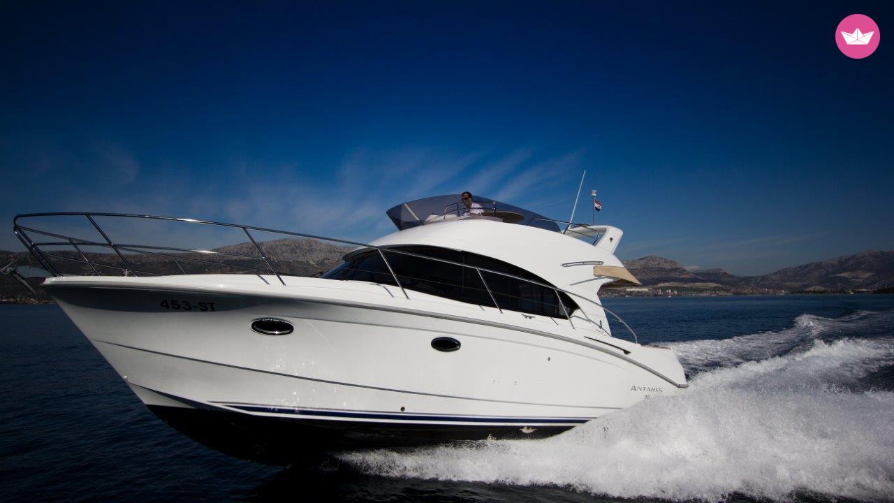 Charter motorboat in Split  