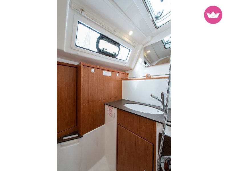 Bavaria 37 Cruiser in Athens  