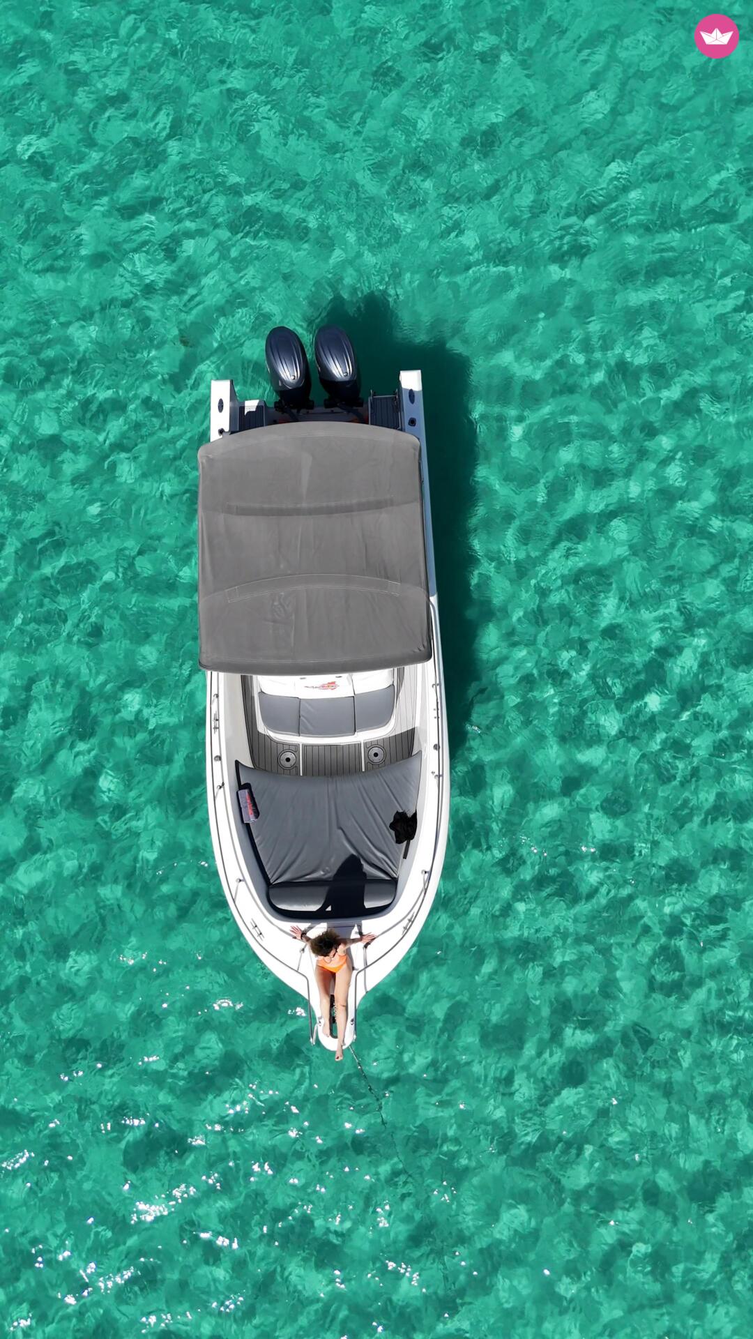 Bateau à moteur Kelt White shark 300cv 7