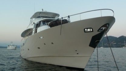 Location Bateau à moteur Yacht Trawler Fort-de-France