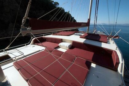 Luxo a bordo deste iate Custom 30m