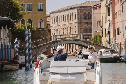 Electric boat and food taste experience in Venezia