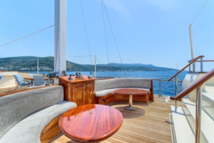Deluxury Yacht Charter