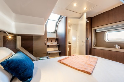 Explora Ibiza a Bordo del Exclusivo Bali 4.6