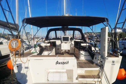 Hire Sailboat Dufour Yachts Dufour 430 - 3 cab. Trogir