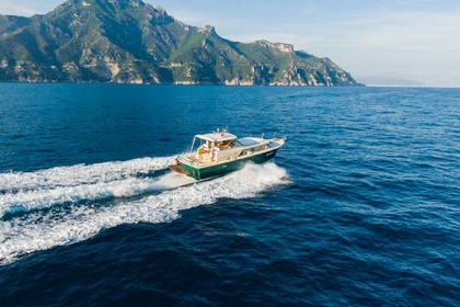 Rental Motorboat CHRIS CRAFT COMMANDER 31 Amalfi