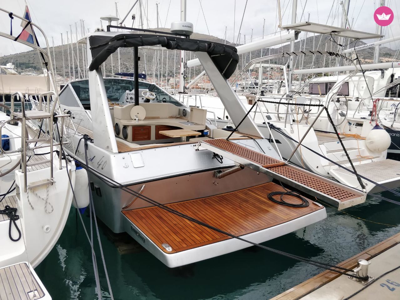 Motorboat Diamond 40 for hire