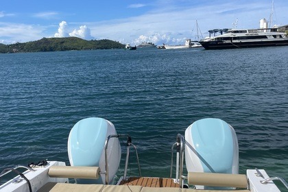 Charter Motorboat Seychelles Power cat 28 Victoria