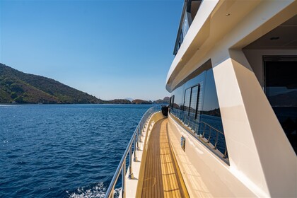 Luxury motor yacht with a capacity of 8 people