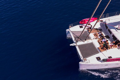 PRIVATE LUXURY CATAMARAN CRUISE TO DIA ISLAND WITH MEAL AND WATER ACTIVITIES