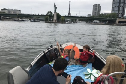 Prywatna łódź w Paryżu