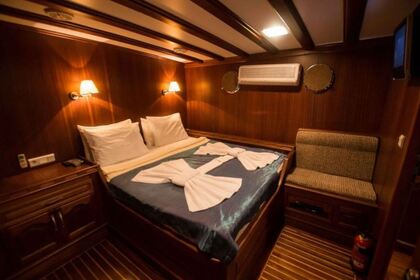 Luxo a bordo deste iate Custom 30m