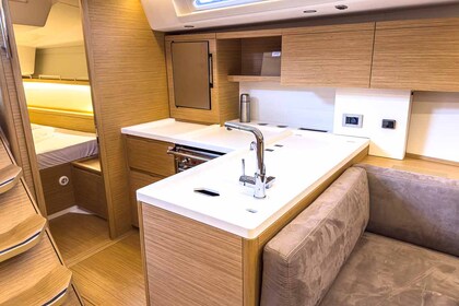 Hyra båt Segelbåt Cantiere Del Pardo (Grand Soleil) Grand Soleil 44 Performance Pula
