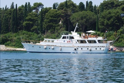 Miete Motoryacht 7000 Eur - all included for 8,share with the owner Fleur de Lys Rijeka
