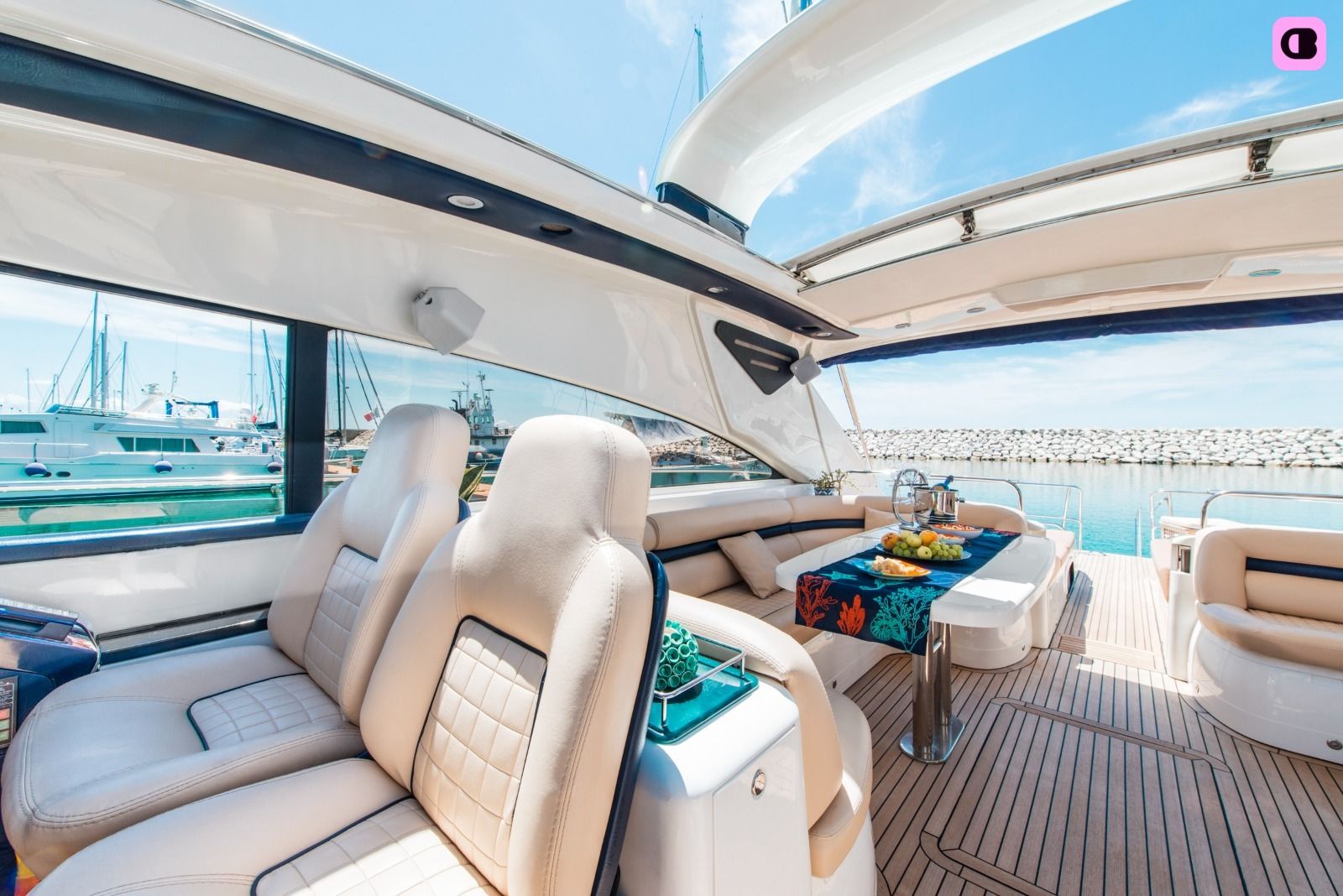 Bateau à moteur PRINCESS V65 2600cv 8