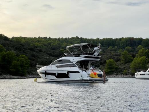 Seget Donji Motor Yacht  Fairline Squadron 50 alt tag text