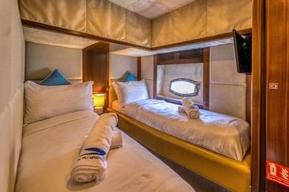 64-ft Majesty Yacht Private Cruise with Drink