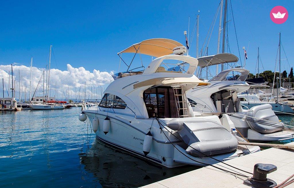 Charter Motorboat Beneteau Antares 36 Split