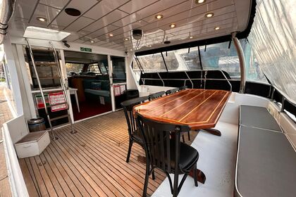 Comfortable yacht tour