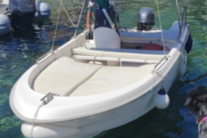 Rental Motorboat Mazury 30 hp free petrol Hvar