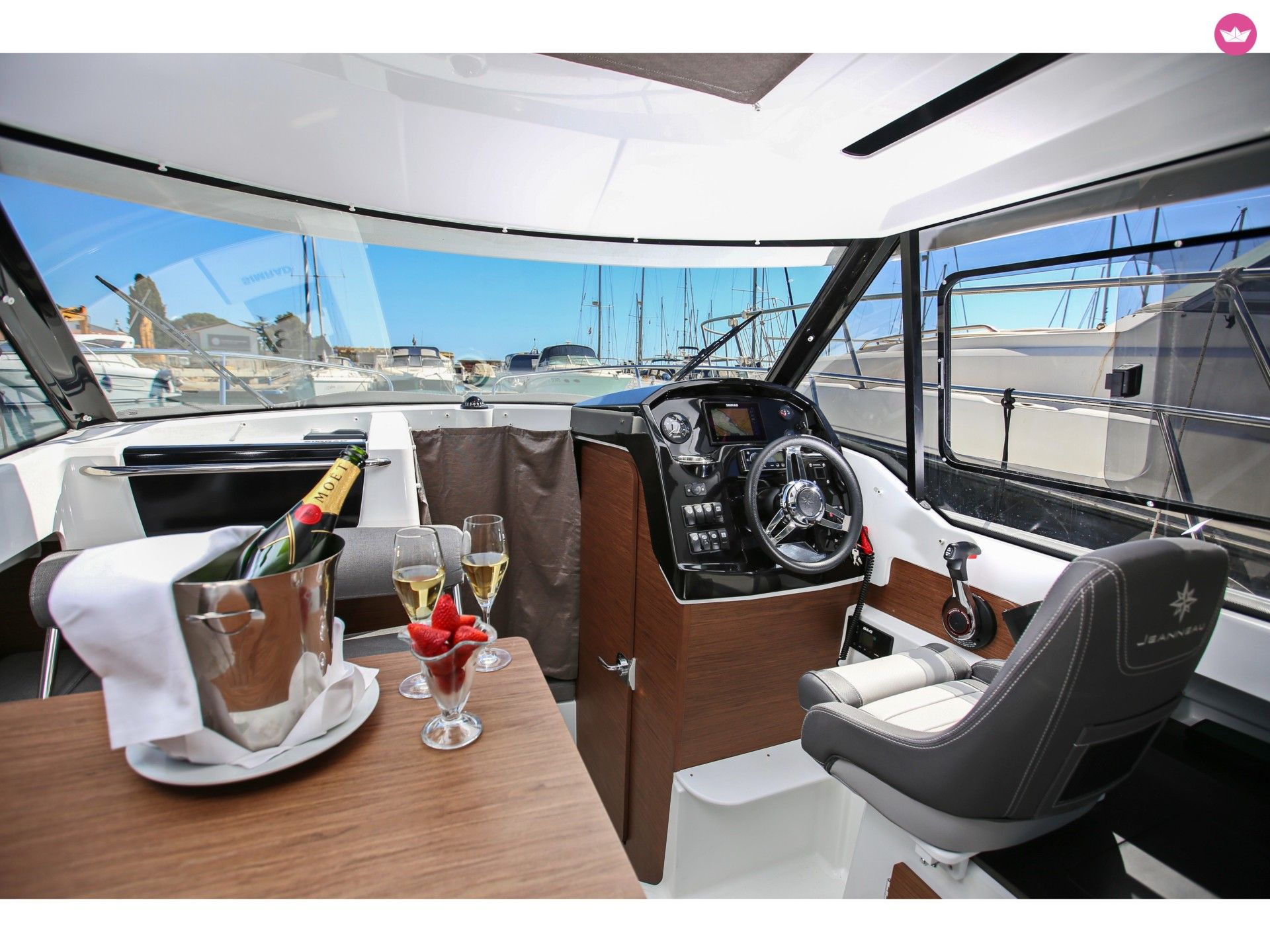 Motorboat Jeanneau 795 for hire