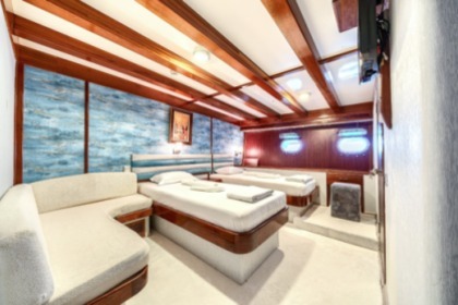 Deluxury Yacht Charter