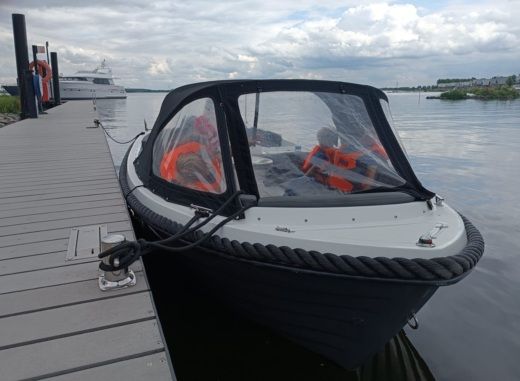 Tholen Motorboat Luxe Sloep alt tag text