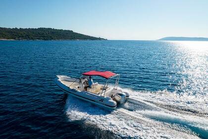 Mieten Sie ein Boot mit Skipper in Trogir, Joker Clubman 24, perfektes RIB