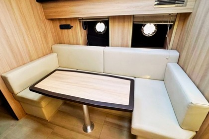 Cranchi M44 HT Uthyrning: Upplev Amalfikusten med stil