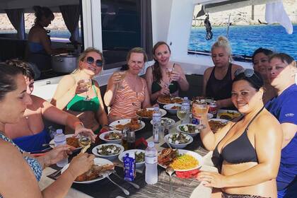 Luxury Catamaran Experience in Mykonos: Lagoon 400s2 (2016)