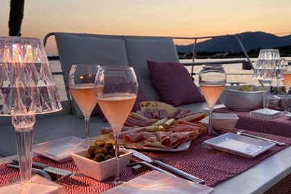 PAX ABYSSI: catamarano con opzione chef privato