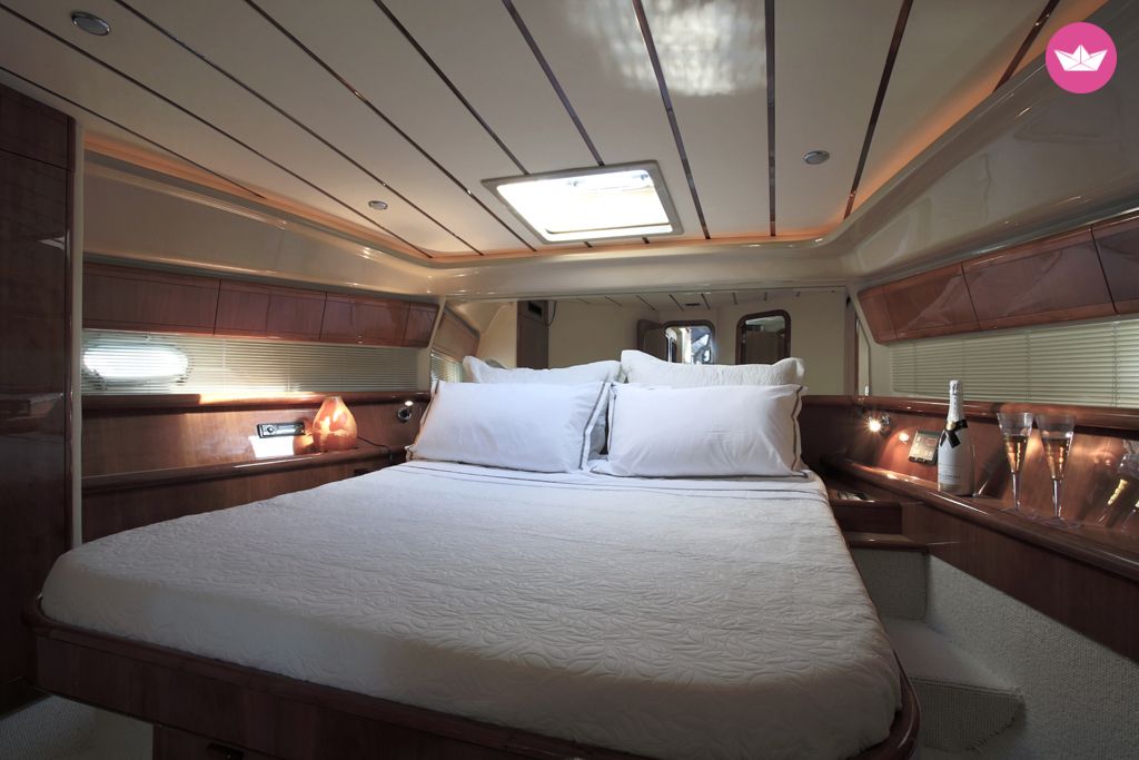 Charter motorboat in Athens  