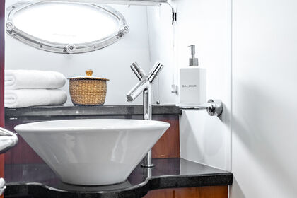 Experience Helsinki's Luxury on the Water! ? | Rent the Sunseeker Manhattan 50 (2006)