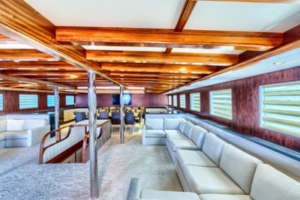 Deluxury Yacht Charter