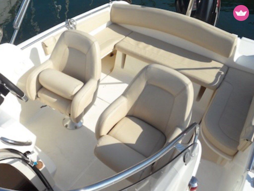 Motorboat Jeanneau Cap Camarat 715  