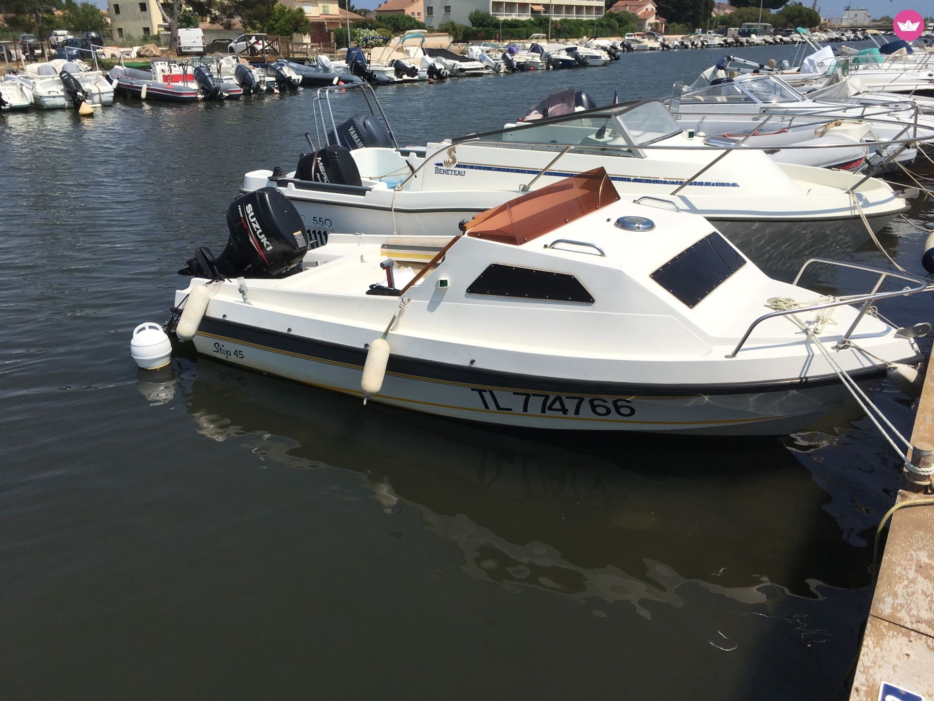 Bateau à moteur Stip 45 de particuliers et professionnels