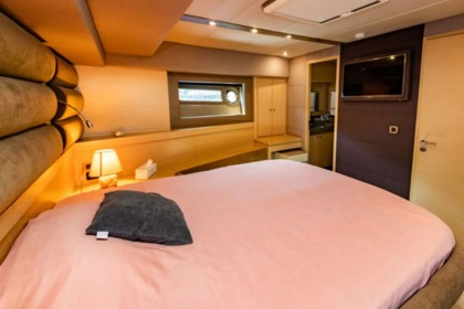 Luxury motor yacht with a capacity of 8 people