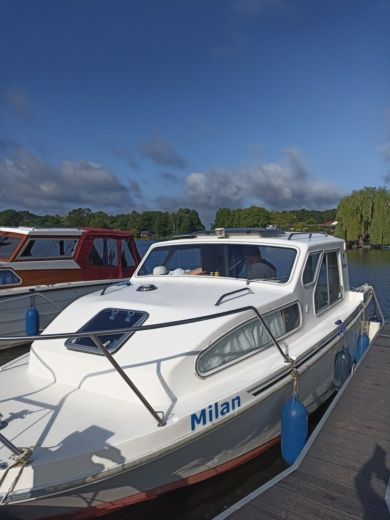 Mecklenburgische Seenplatte Houseboat Custom Viking 750 Sedan alt tag text