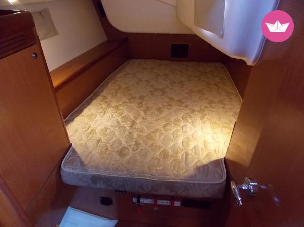 Sailboat Beneteau 40 for hire