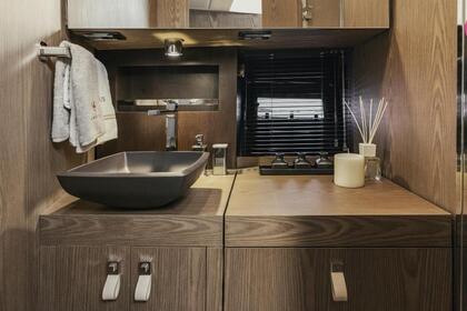 Invictus TT420 Daily Charter