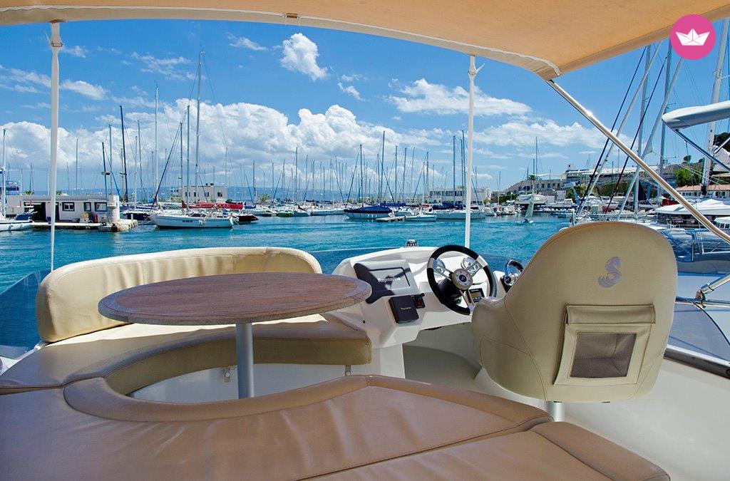 Charter Motorboat Beneteau Antares 36 Split