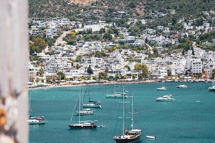 Experience Luxury and Safety Aboard the Mazu Yachts 42!