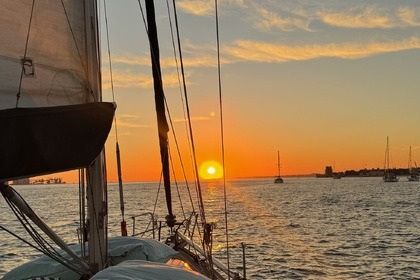 Hire Motorboat Jeanneau Sun Odyssey 40 Lisbon