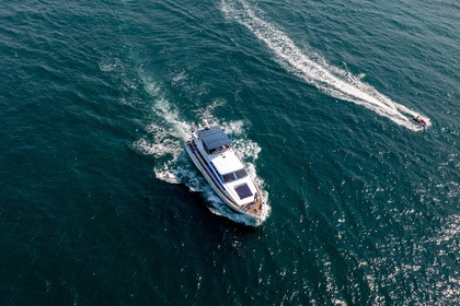 Een jachtcruise langs de kust van Pattaya van 3 uur. Accommodatie voor 1 tot 20 personen.