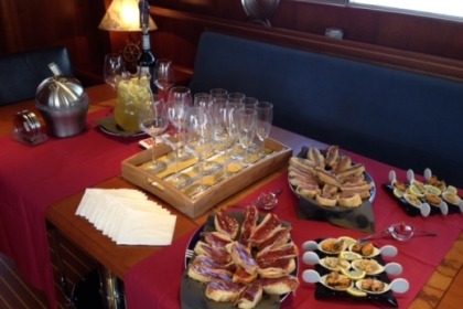 Luxo a bordo deste iate Trawler 2