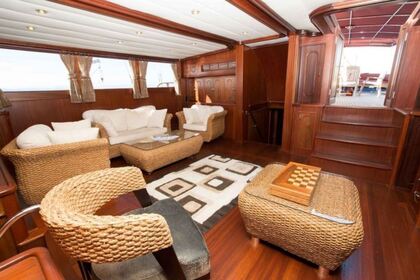 Luxo a bordo deste iate Custom 30m