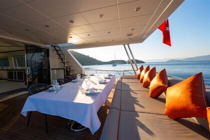 Luxury motor yacht with a capacity of 8 people