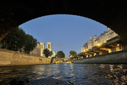 Prywatna łódź w Paryżu